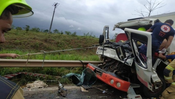 Bombeiros resgatam duas vítimas presas às ferragens em grave acidente na estrada de Sena Madureira